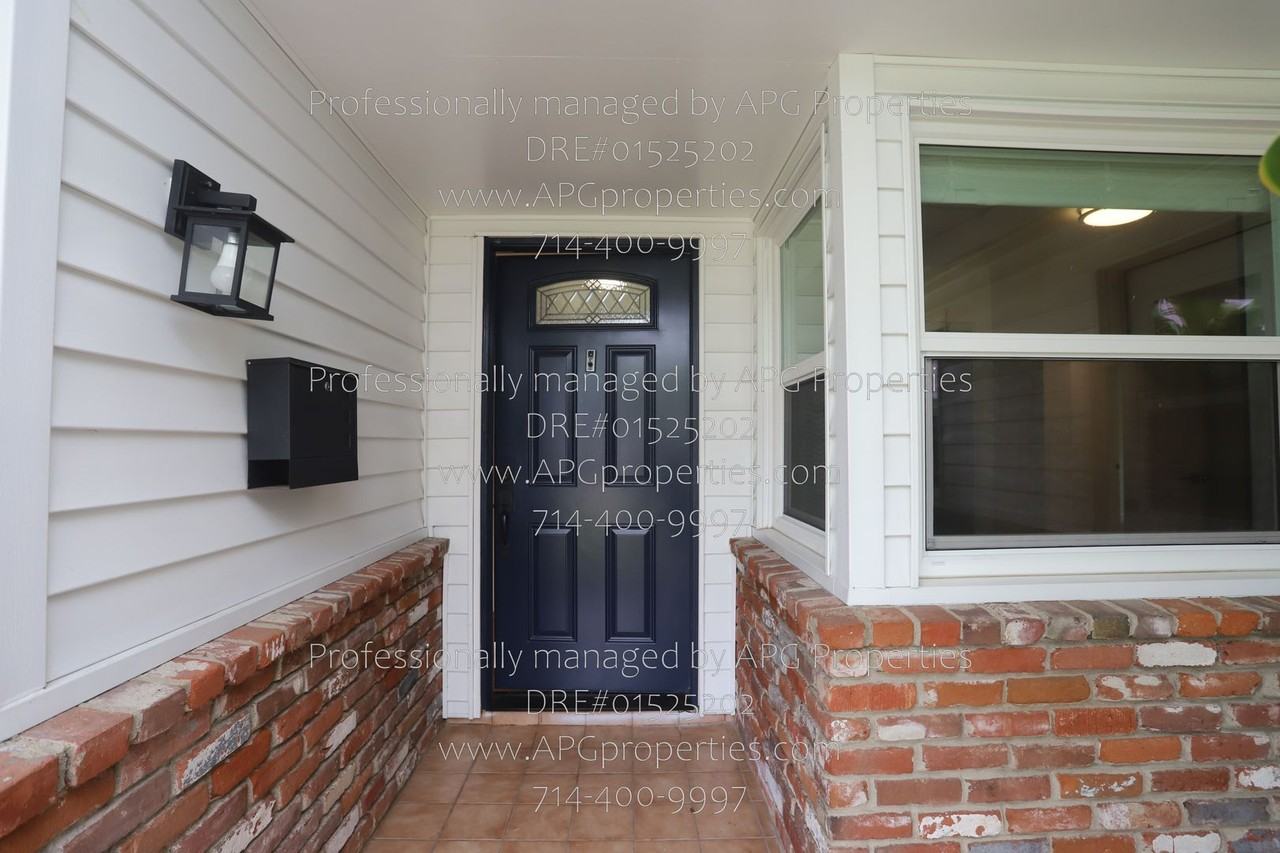 829 N Elmwood St - Photo 2 of 28