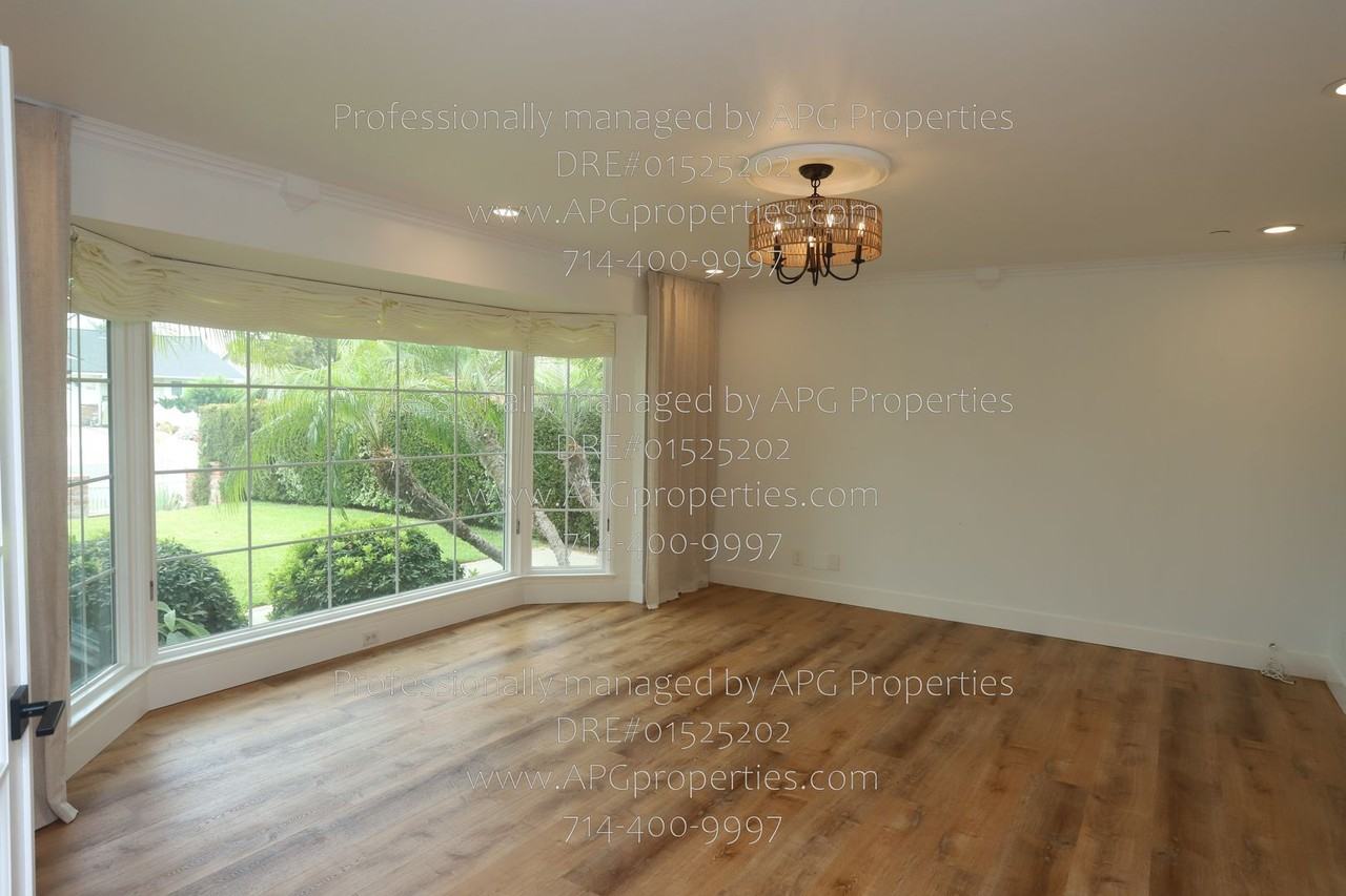 829 N Elmwood St - Photo 4 of 28