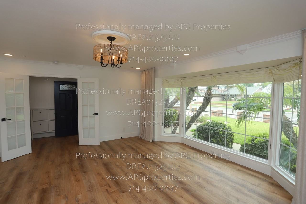 829 N Elmwood St - Photo 5 of 28