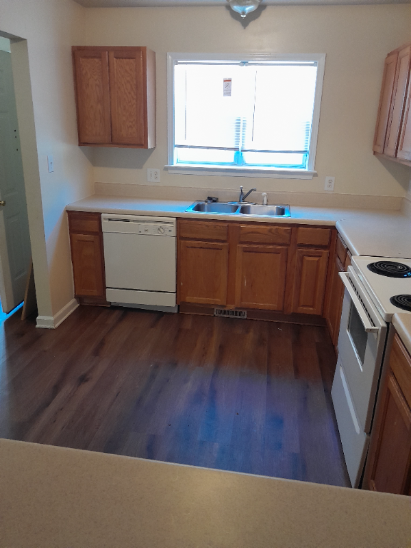 2820 Ashe St - Photo 3 of 12