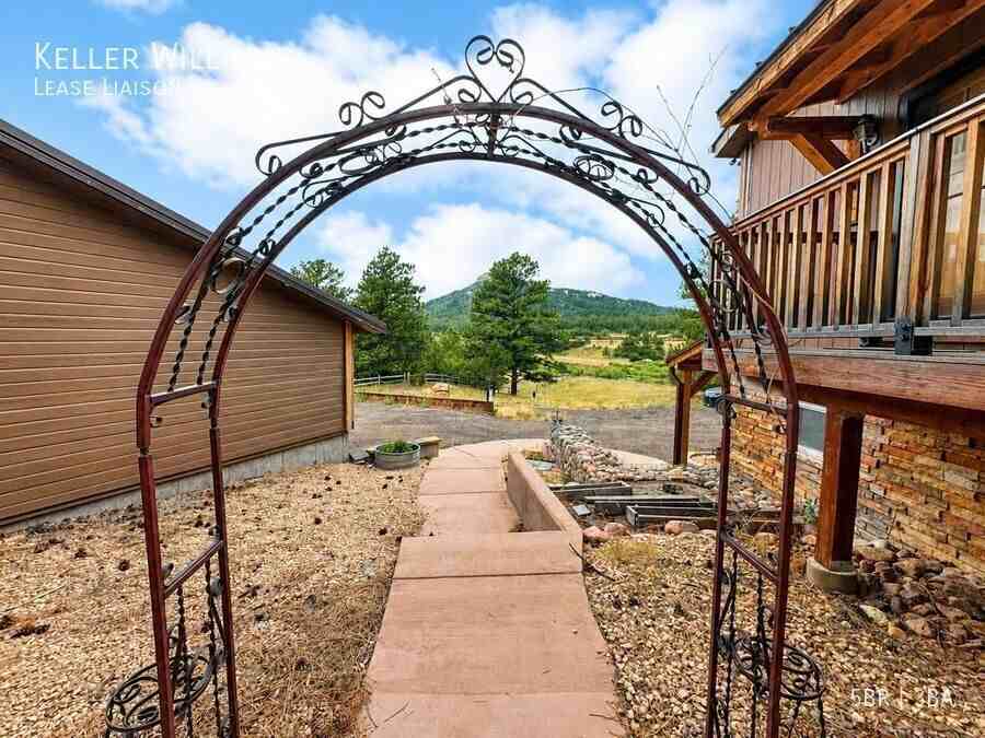 9170 Frank Rd - Photo 7 of 33