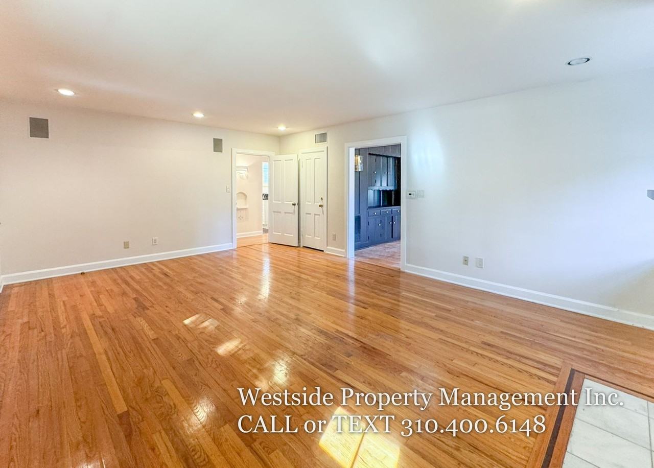 2445 22nd St - Photo 5 of 50