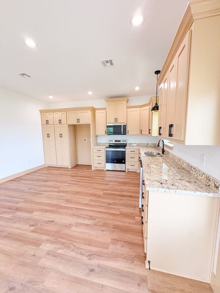 1105 E Navarro Ave - Photo 4 of 20
