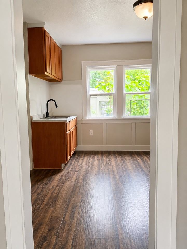 1462 Parkhill Rd - Photo 6 of 17