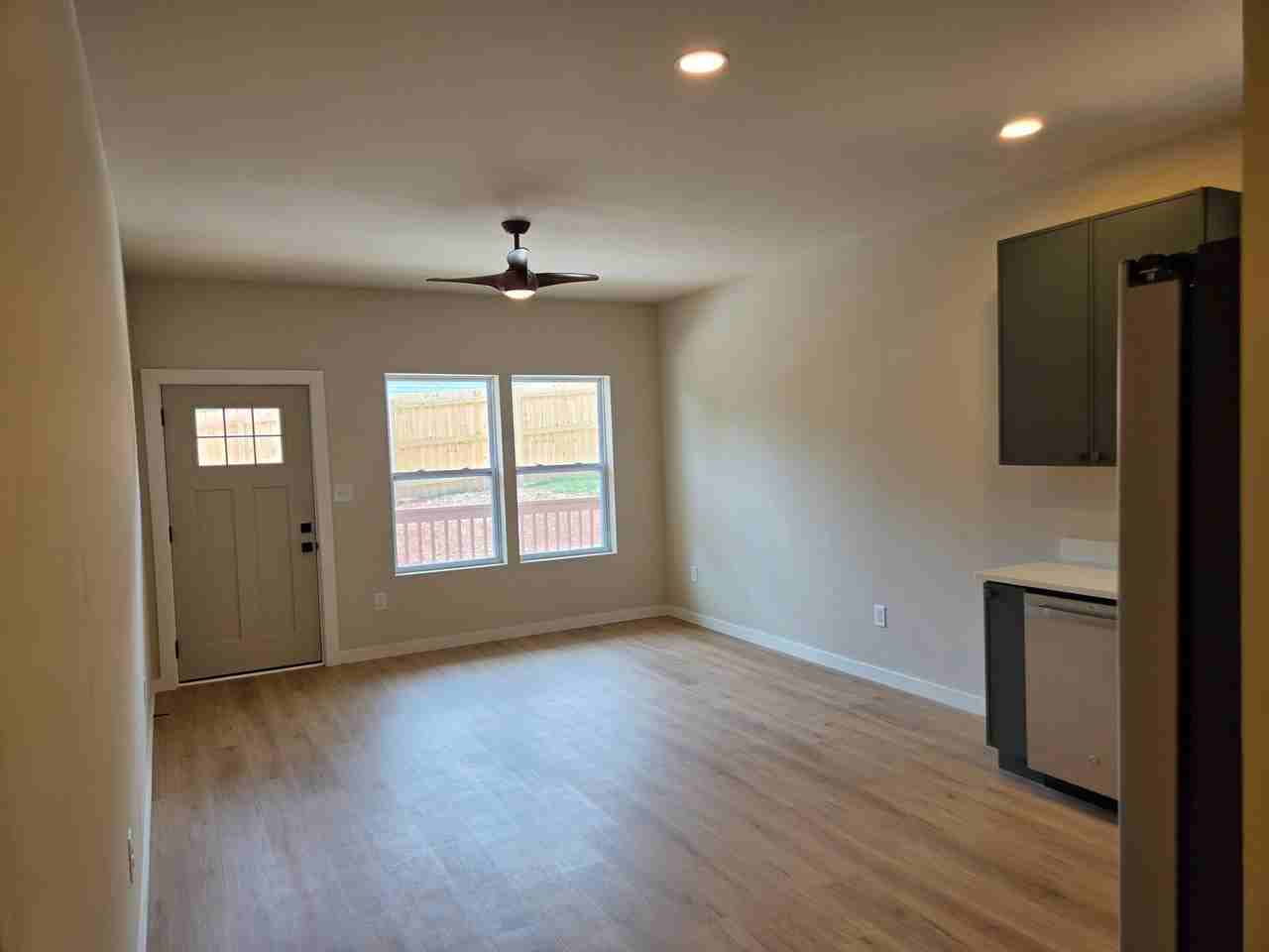 5724 Wallwood Rd - Photo 3 of 15