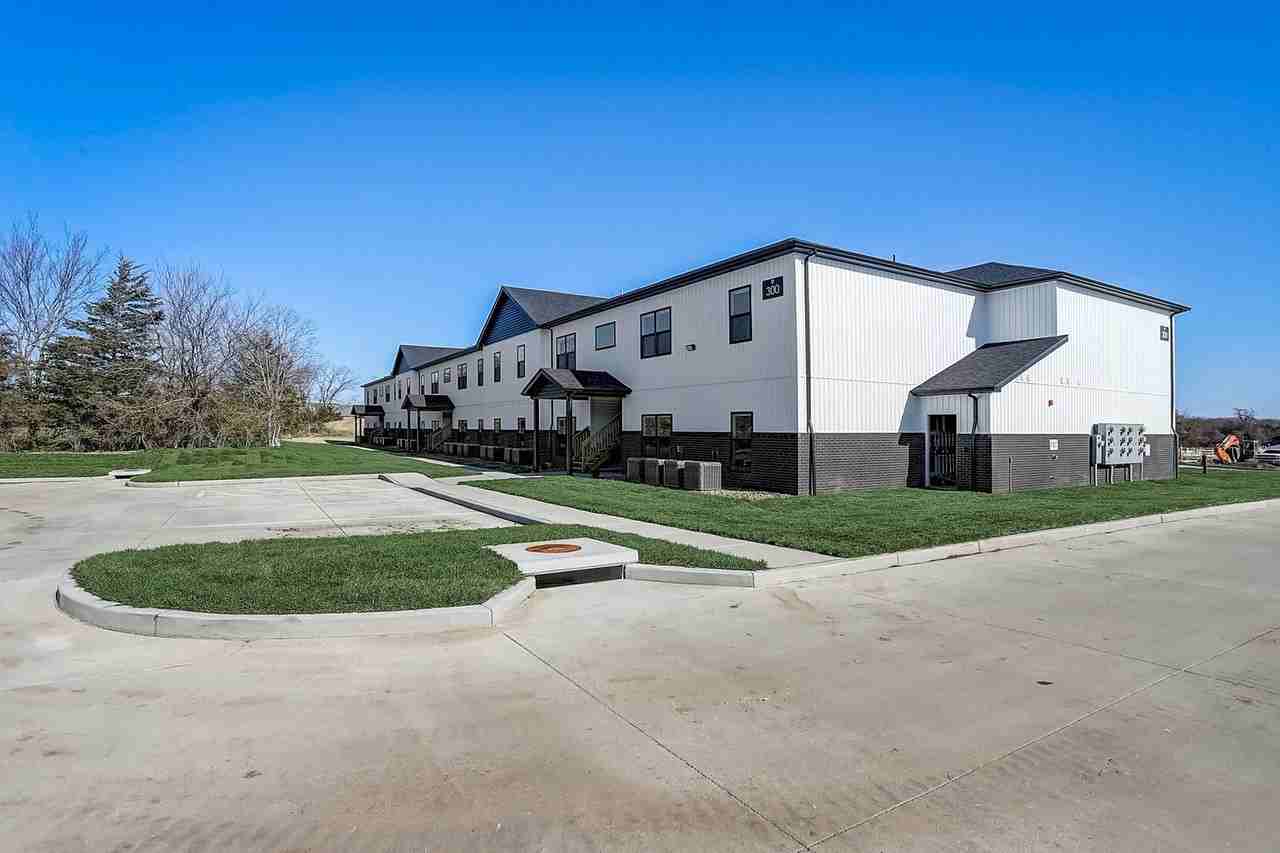 820 Parkview Dr #820 - Photo 2 of 50