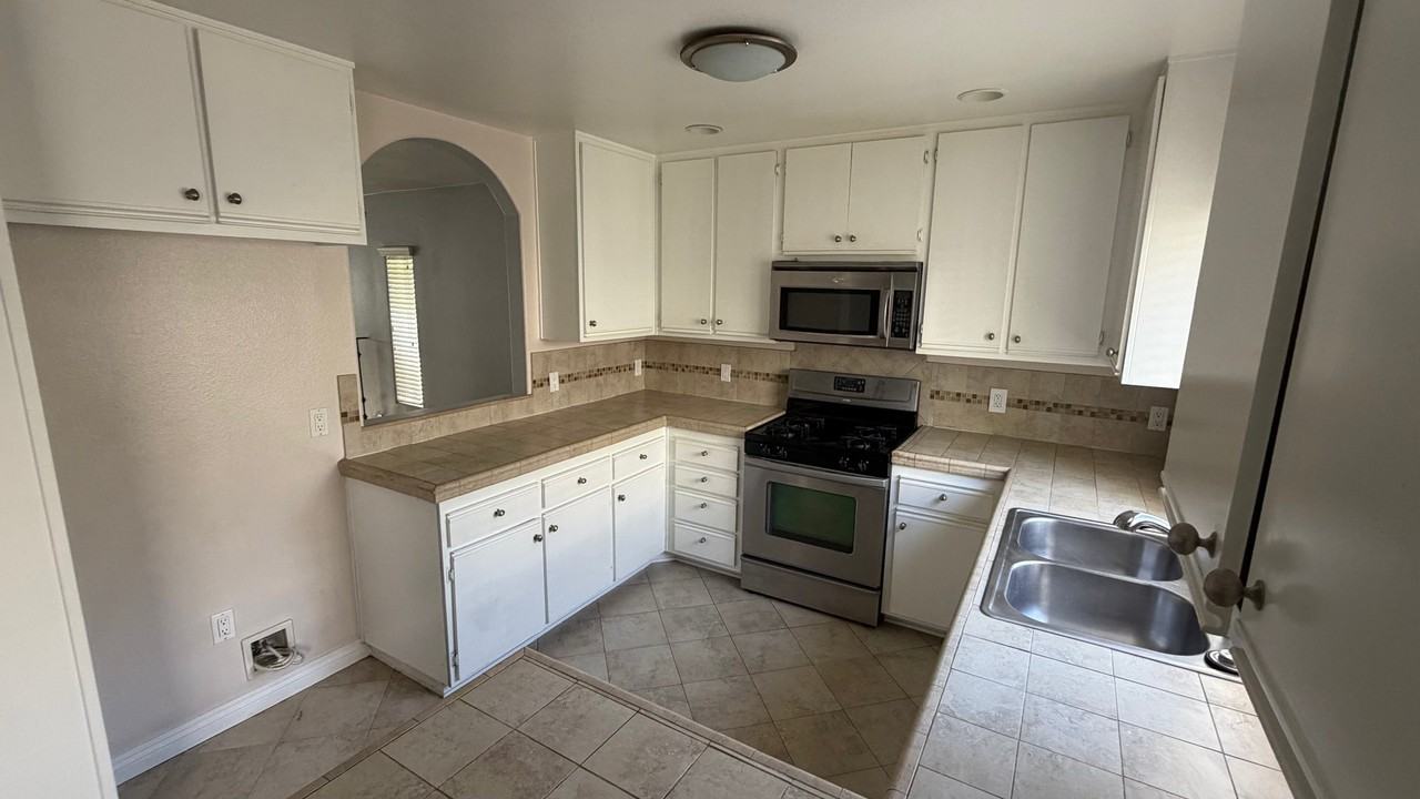 15754 Devonshire St - Photo 5 of 12