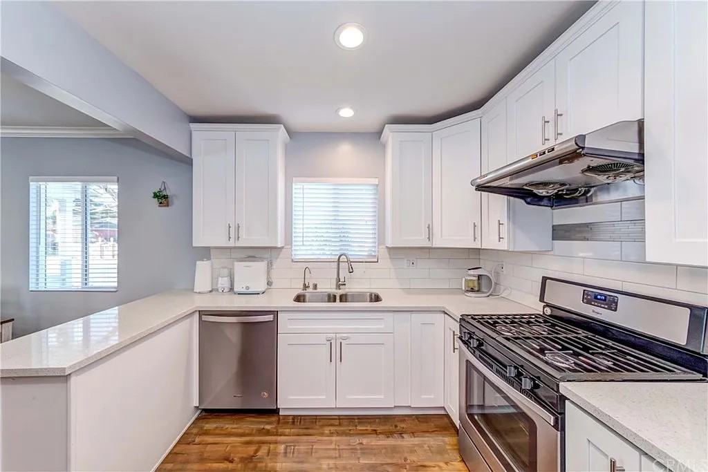 6528 Beeman Ave - Photo 2 of 31