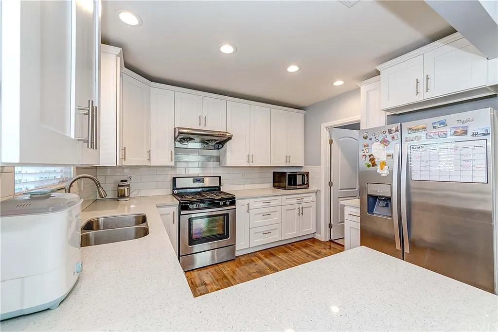 6528 Beeman Ave - Photo 3 of 31