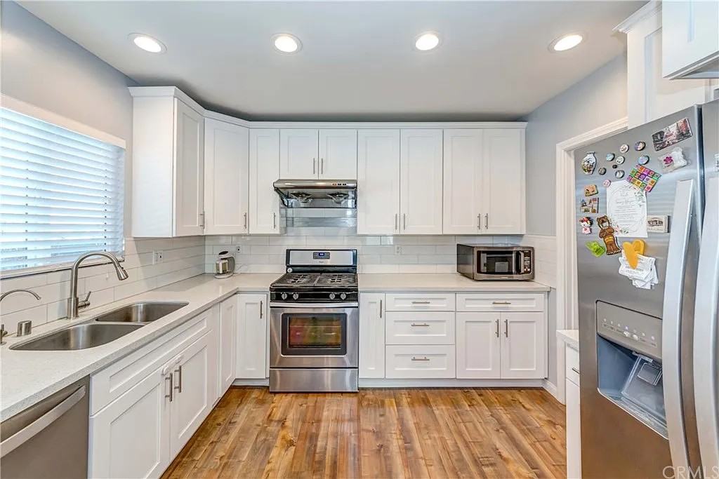 6528 Beeman Ave - Photo 4 of 31