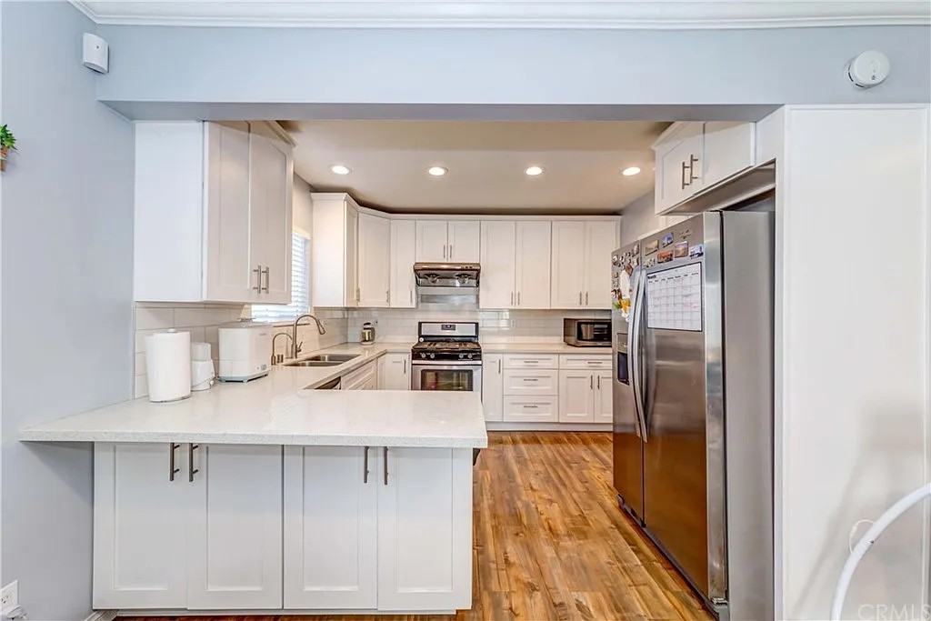 6528 Beeman Ave - Photo 5 of 31