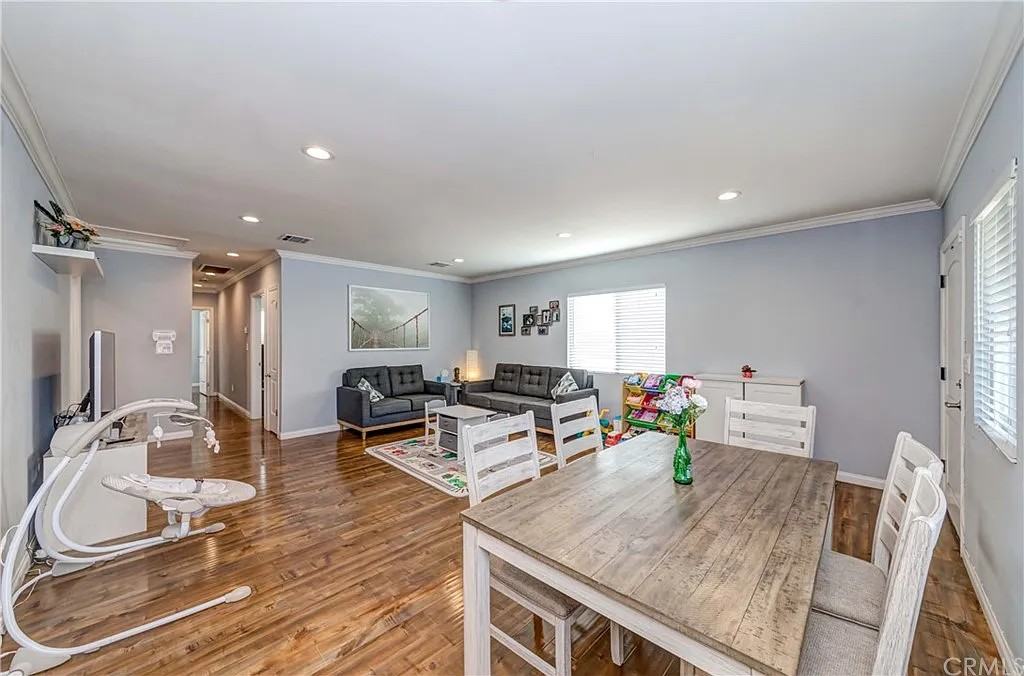 6528 Beeman Ave - Photo 6 of 31