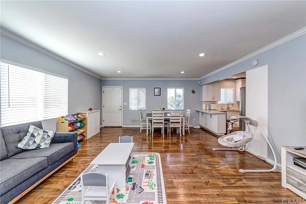 6528 Beeman Ave - Photo 7 of 31