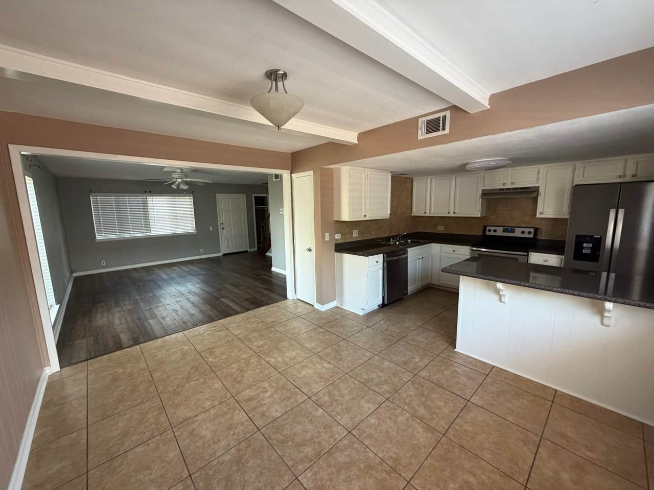 211 Lakebend Cir - Photo 2 of 10