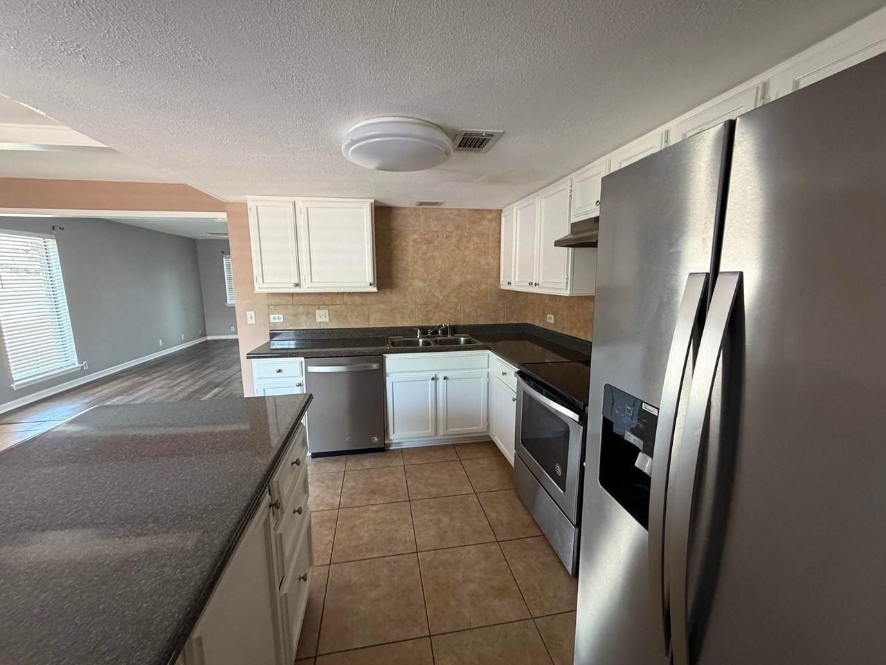 211 Lakebend Cir - Photo 3 of 10