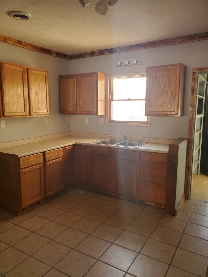 163 S Elm St - Photo 4 of 4