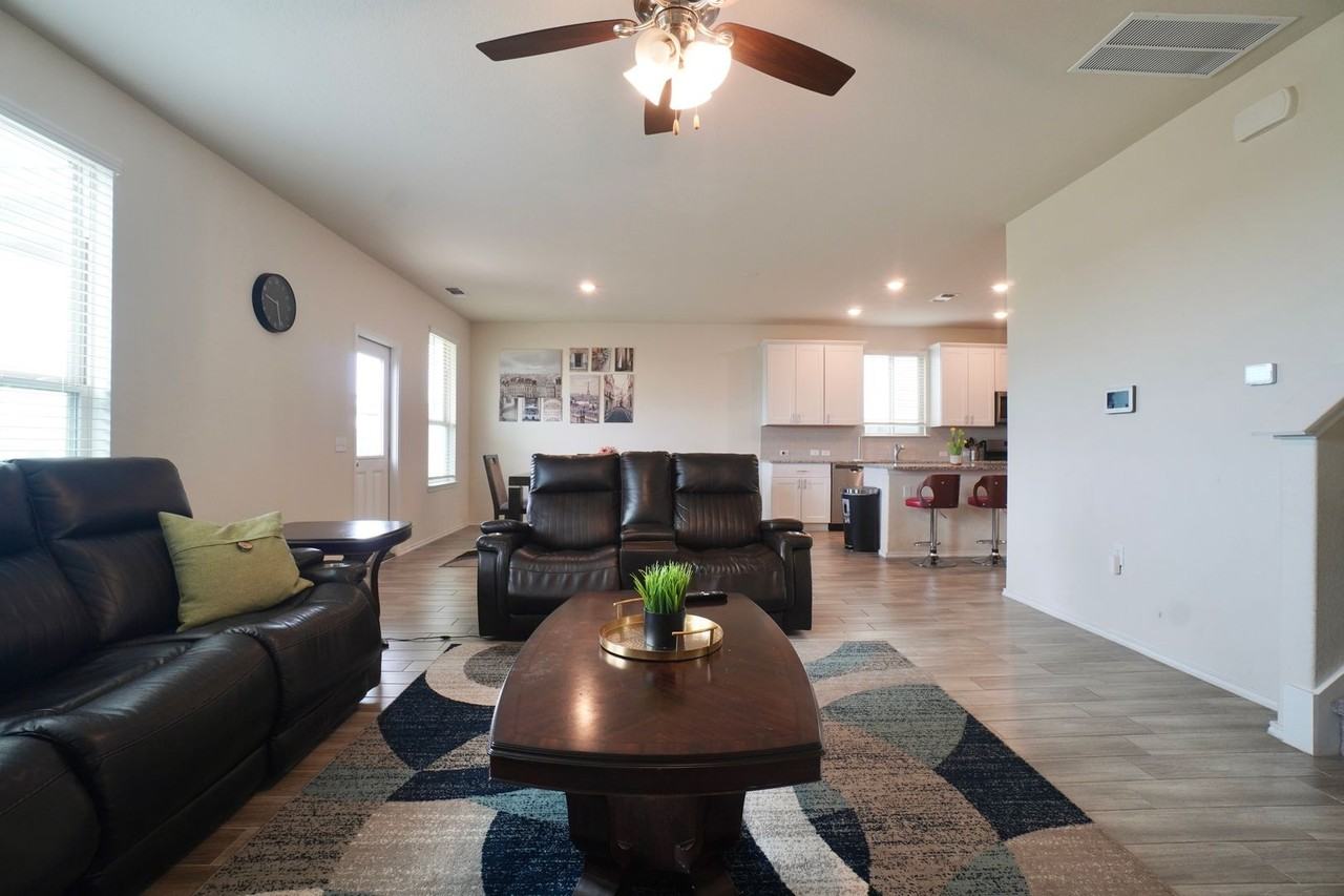 11112 Mestengo Dr - Photo 6 of 33