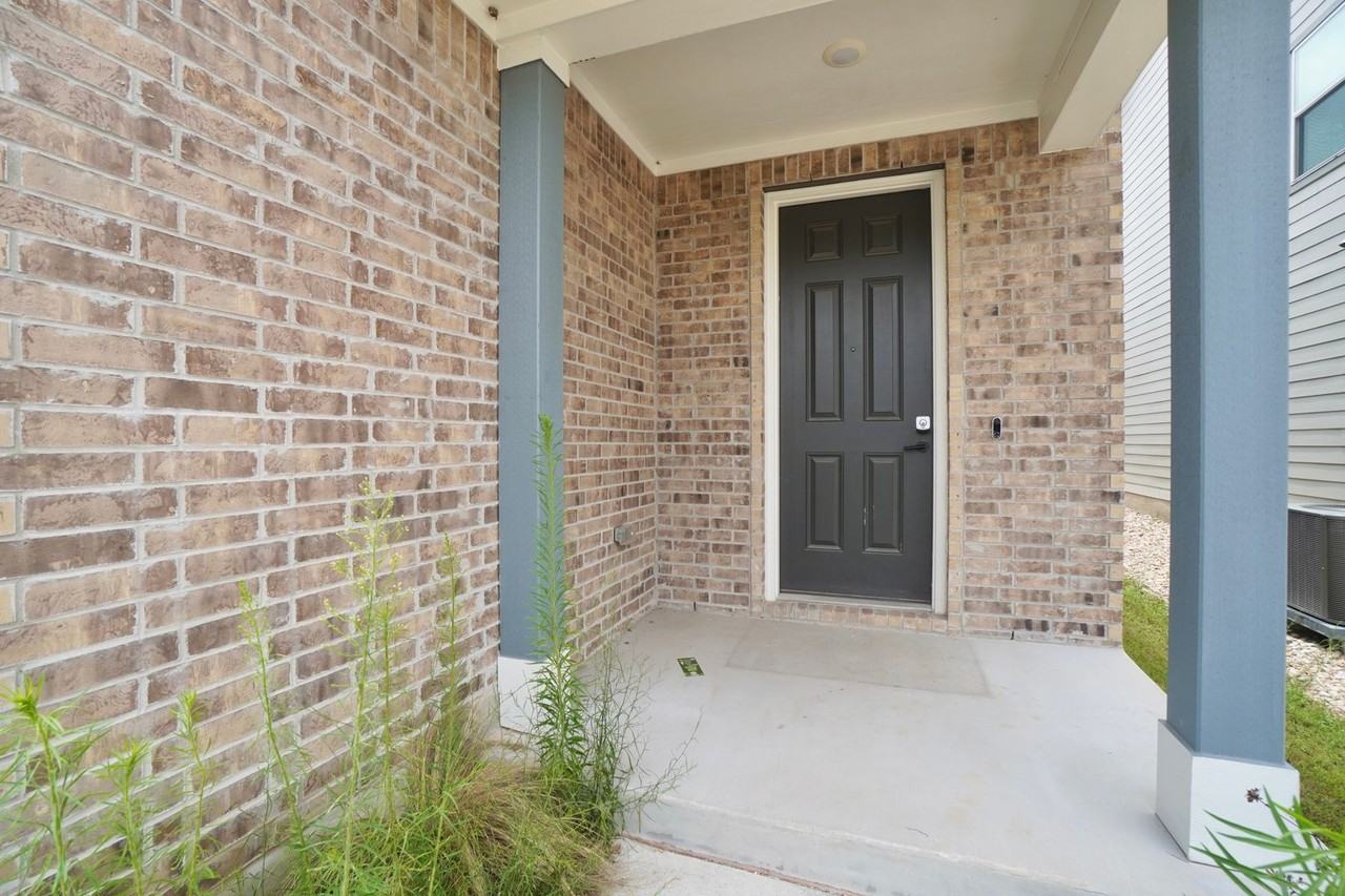 2513 Danbury Ln - Photo 4 of 36