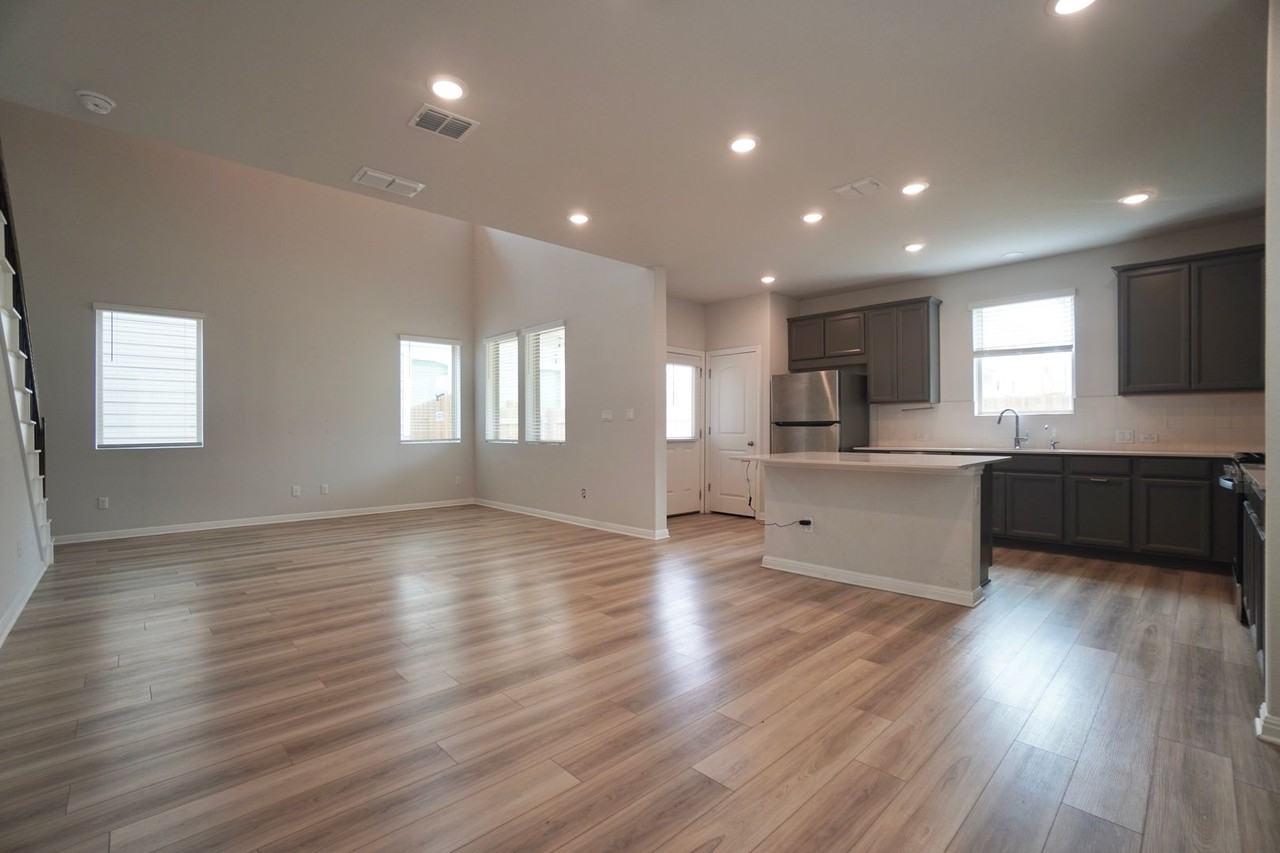 2513 Danbury Ln - Photo 5 of 36