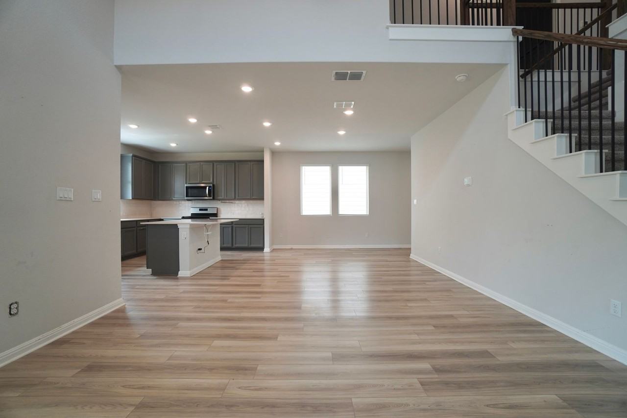 2513 Danbury Ln - Photo 6 of 36