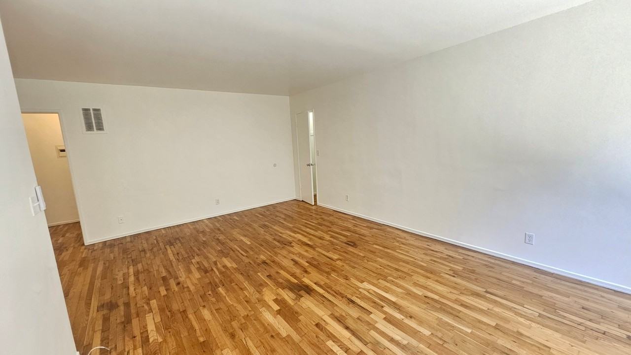 618 N Hayworth Ave #4 - Photo 2 of 10