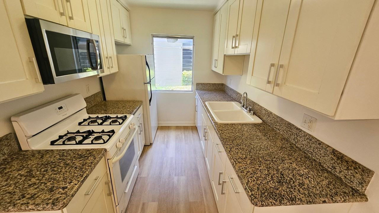 618 N Hayworth Ave #4 - Photo 4 of 10