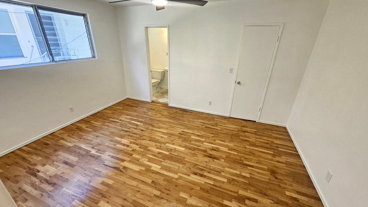 618 N Hayworth Ave #4 - Photo 6 of 10