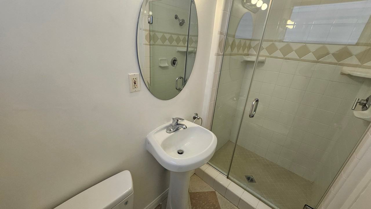 618 N Hayworth Ave #4 - Photo 7 of 10
