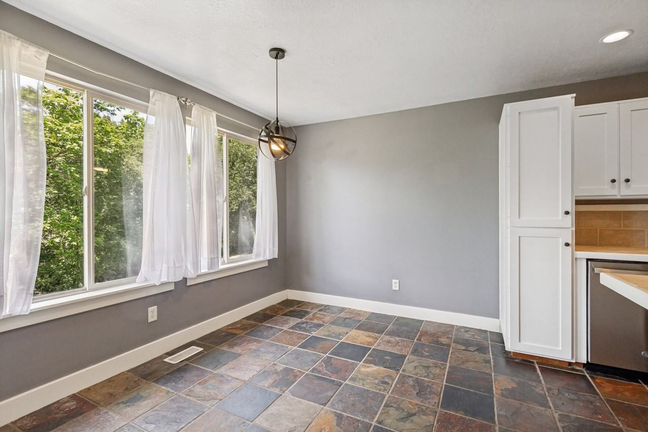 1137 Holmes Creek Ln - Photo 4 of 19