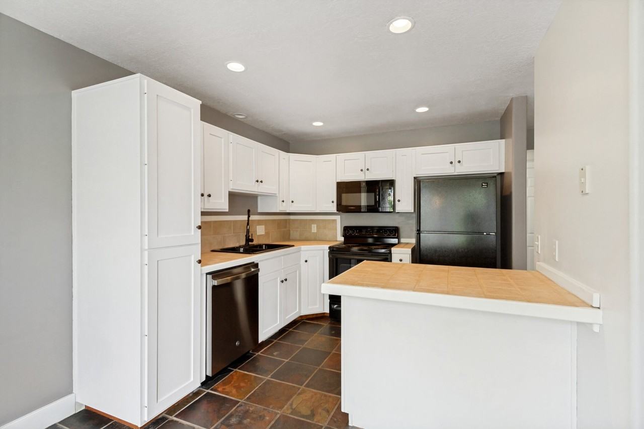 1137 Holmes Creek Ln - Photo 5 of 19