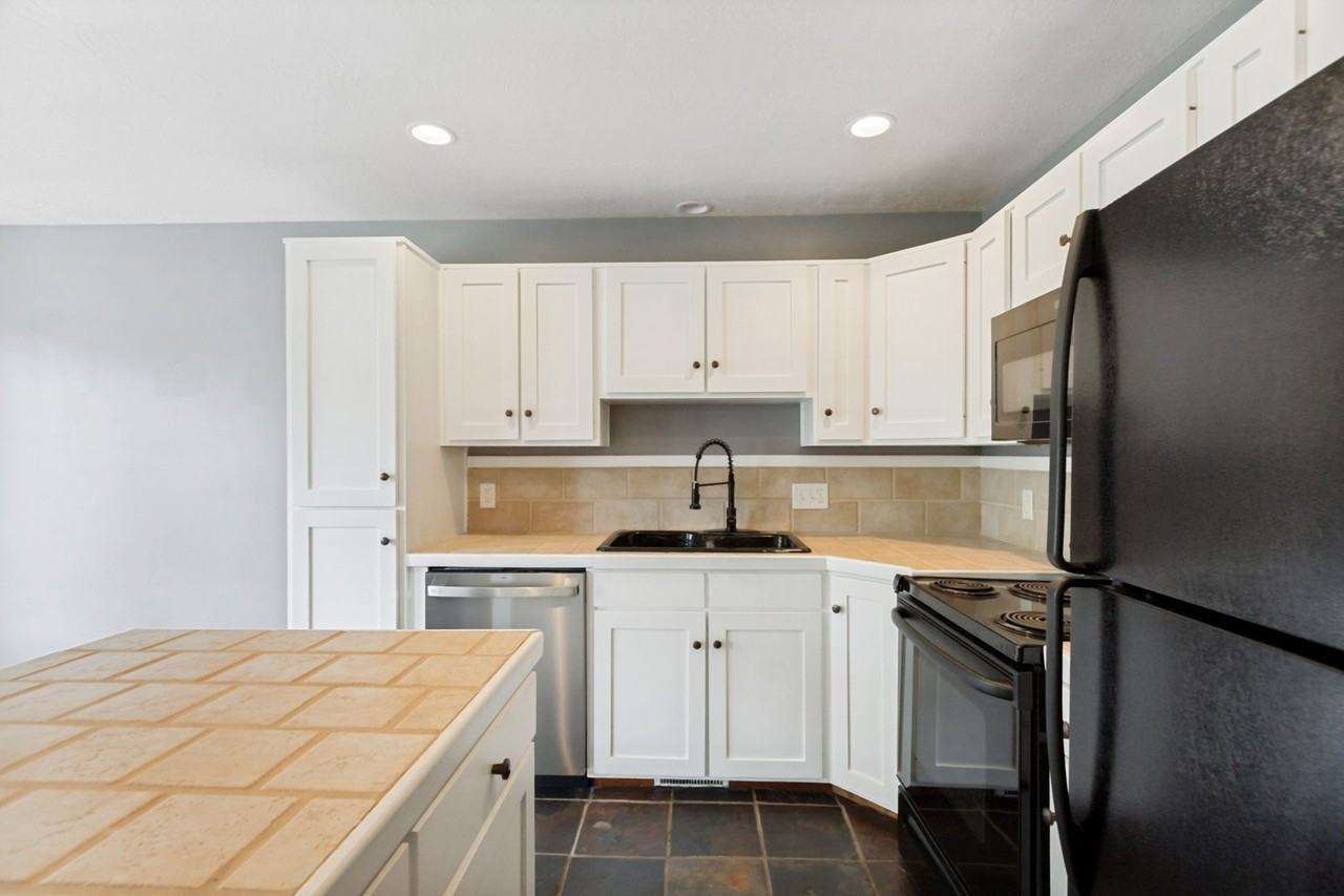 1137 Holmes Creek Ln - Photo 6 of 19