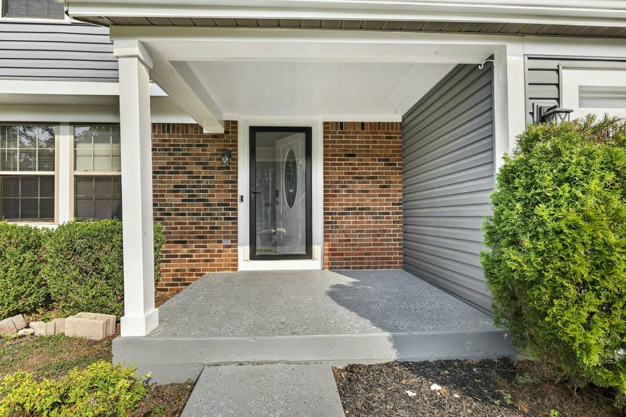 8472 Kingsley Drive - Photo 4 of 32
