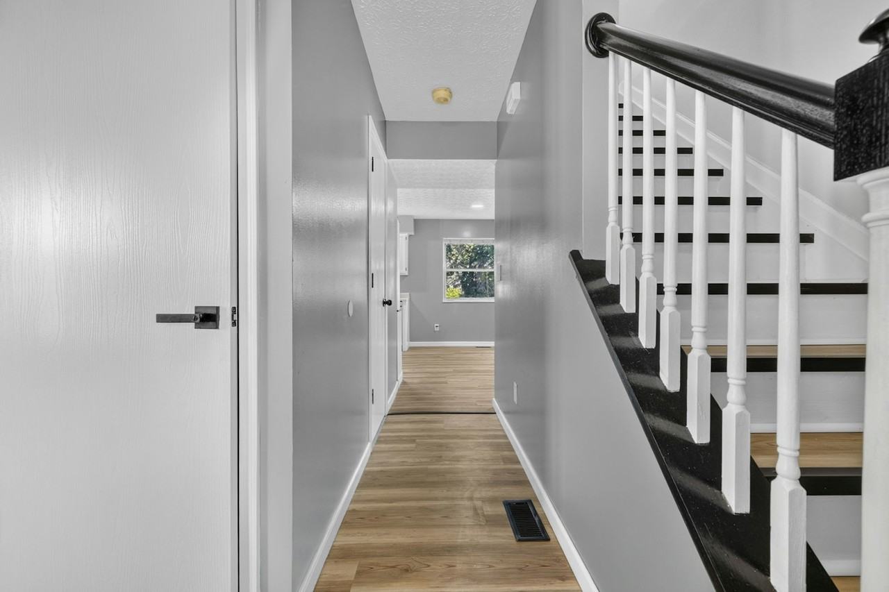 8472 Kingsley Drive - Photo 5 of 32