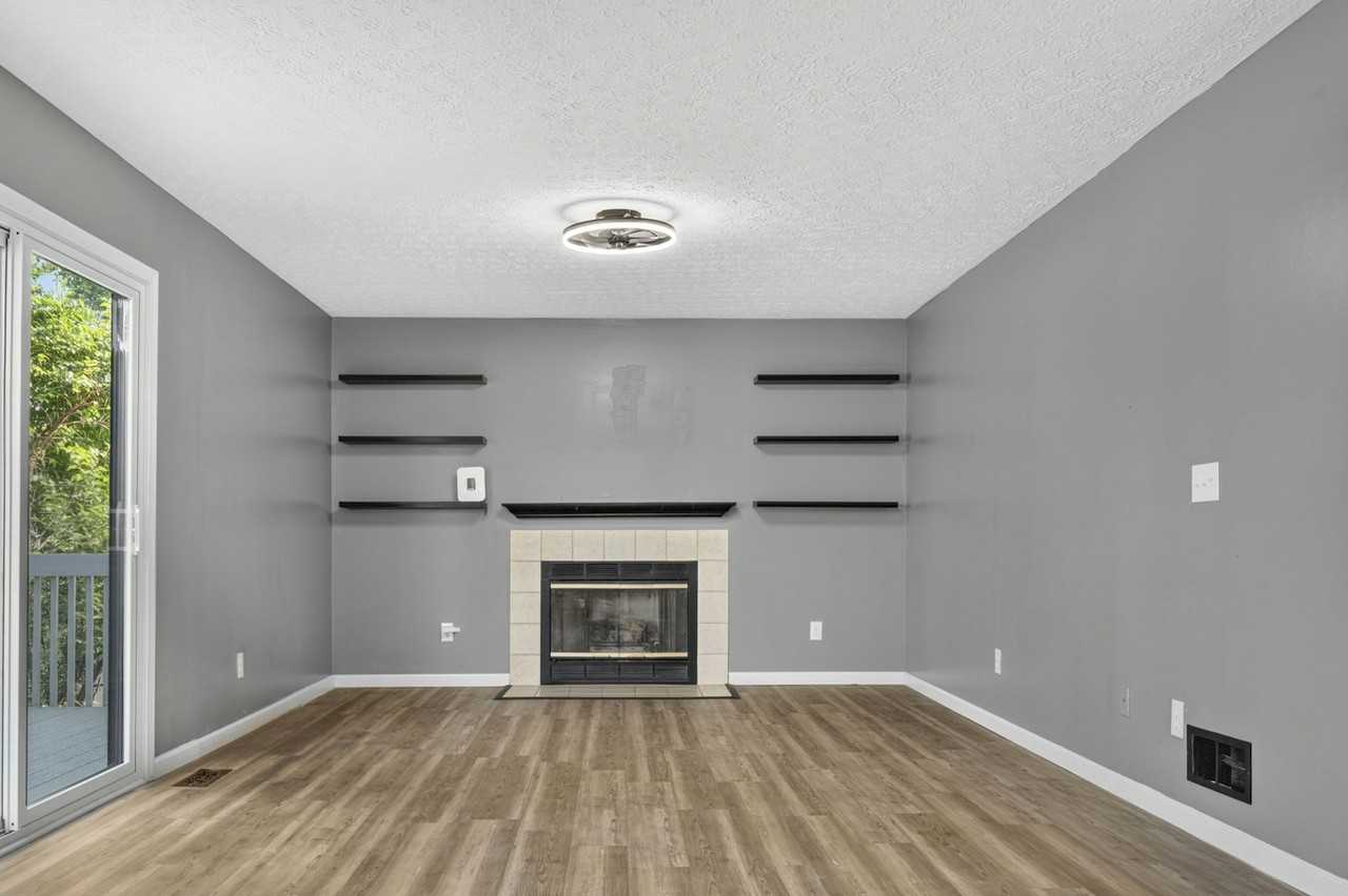 8472 Kingsley Drive - Photo 7 of 32