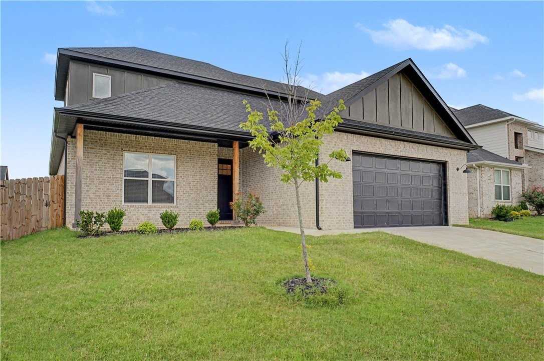 1081 Mammoth St - Photo 2 of 23
