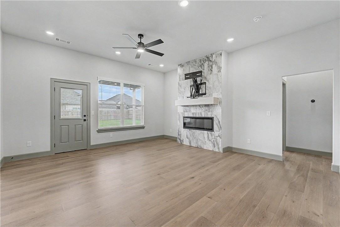 1081 Mammoth St - Photo 3 of 23
