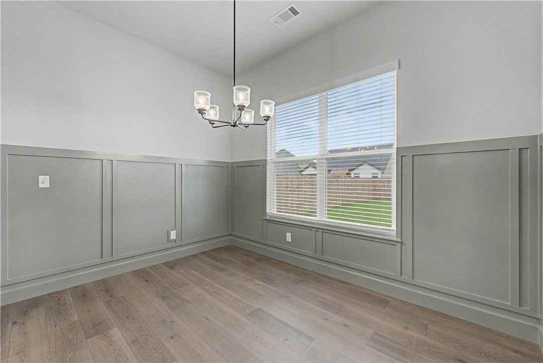 1081 Mammoth St - Photo 4 of 23