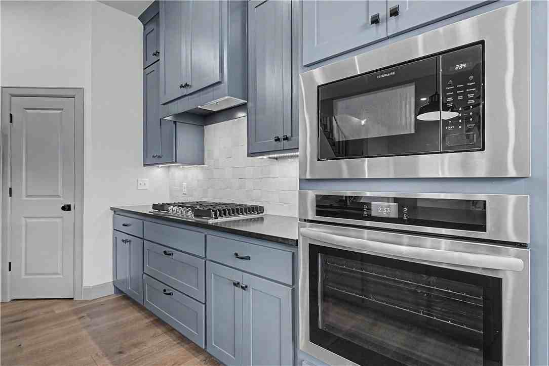 1081 Mammoth St - Photo 5 of 23