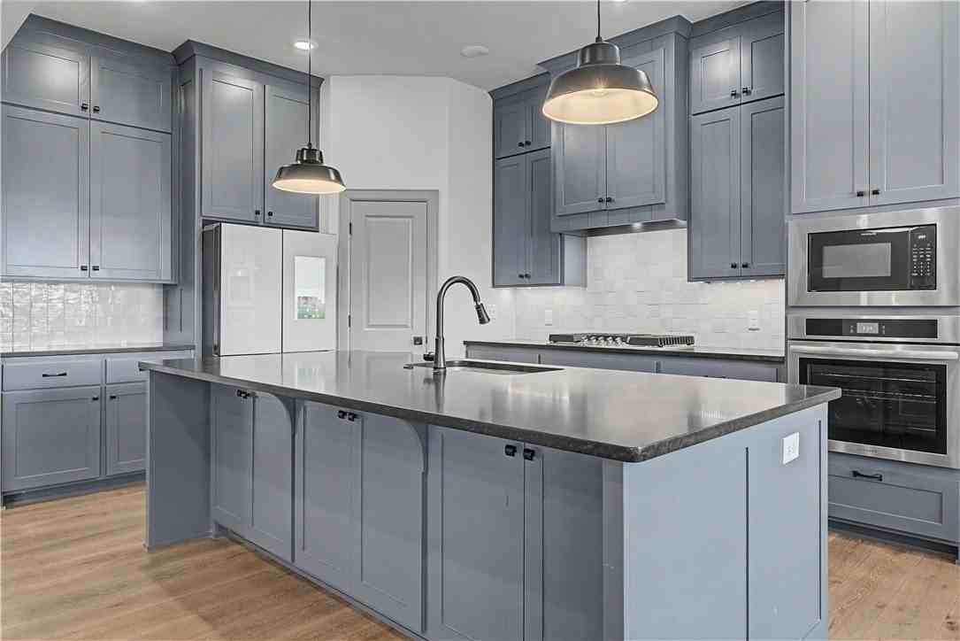 1081 Mammoth St - Photo 6 of 23