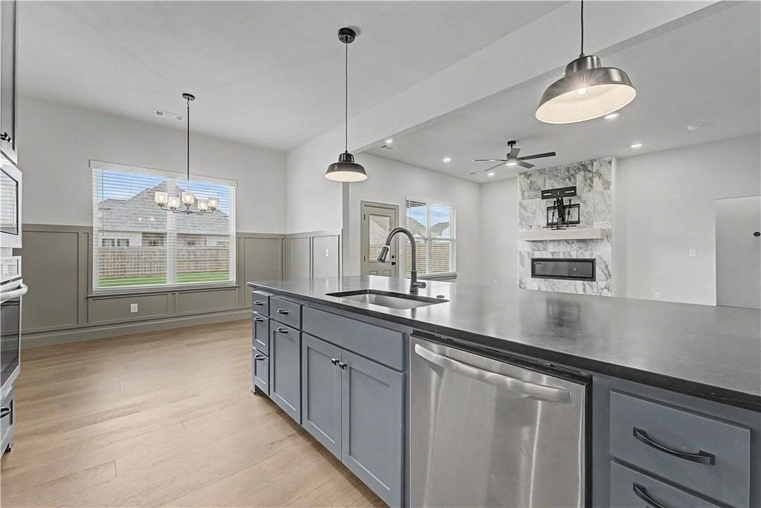 1081 Mammoth St - Photo 7 of 23