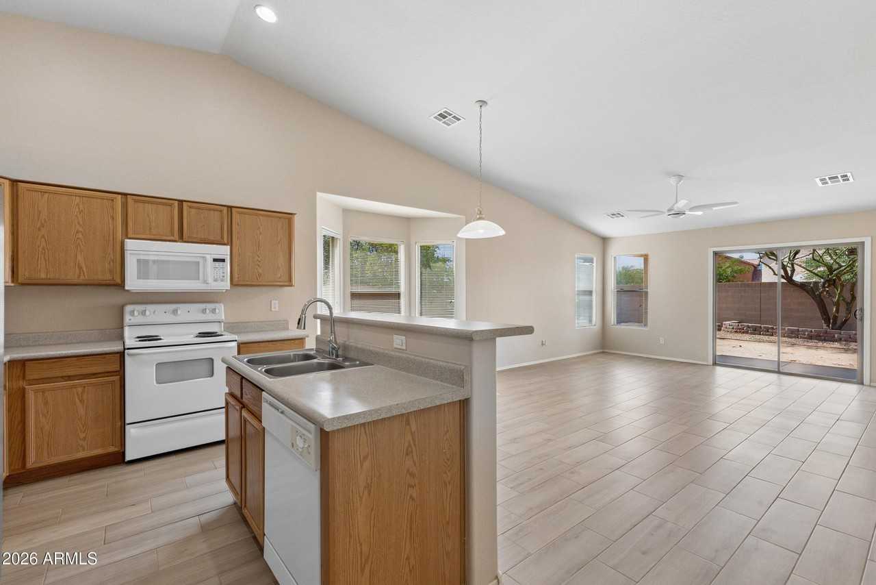 1576 E Gabrilla Dr - Photo 2 of 17