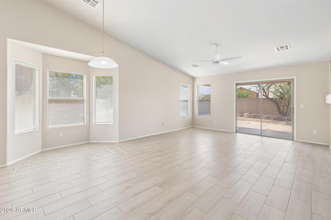 1576 E Gabrilla Dr - Photo 4 of 17