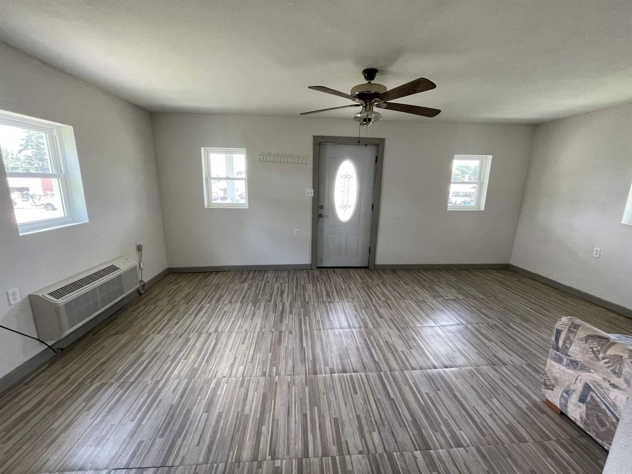 906 9th St - Photo 3 of 9