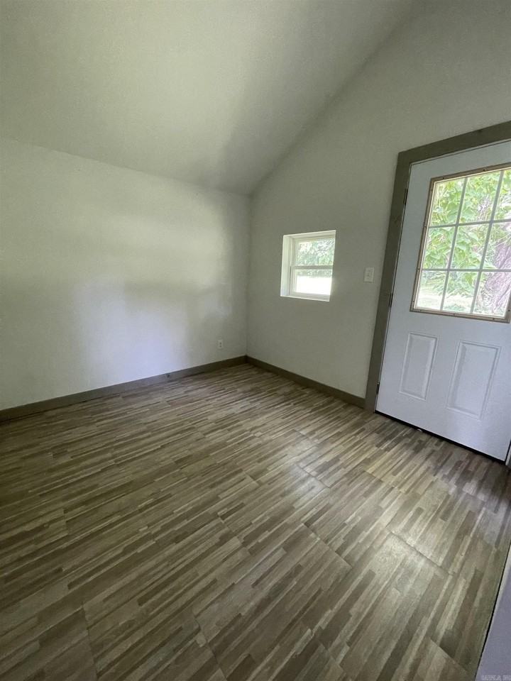 906 9th St - Photo 4 of 9