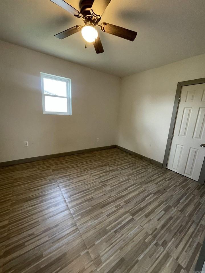 906 9th St - Photo 5 of 9