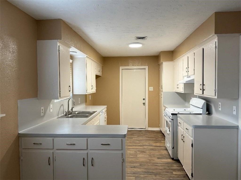 205 Santa Monica St - Photo 4 of 26