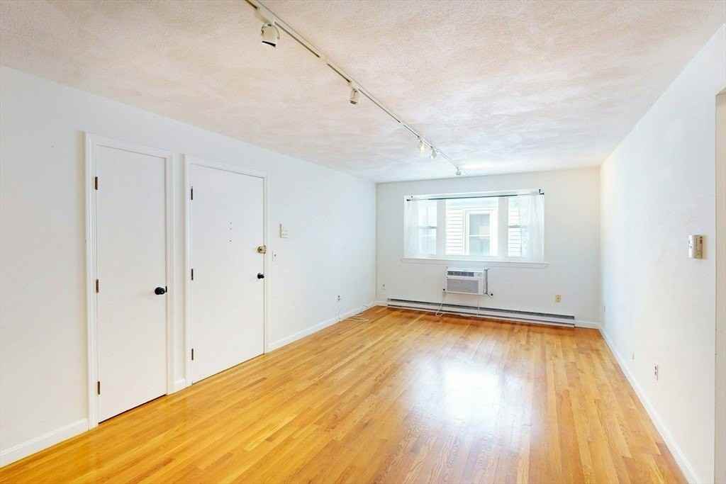 104 Trowbridge St - Photo 4 of 25