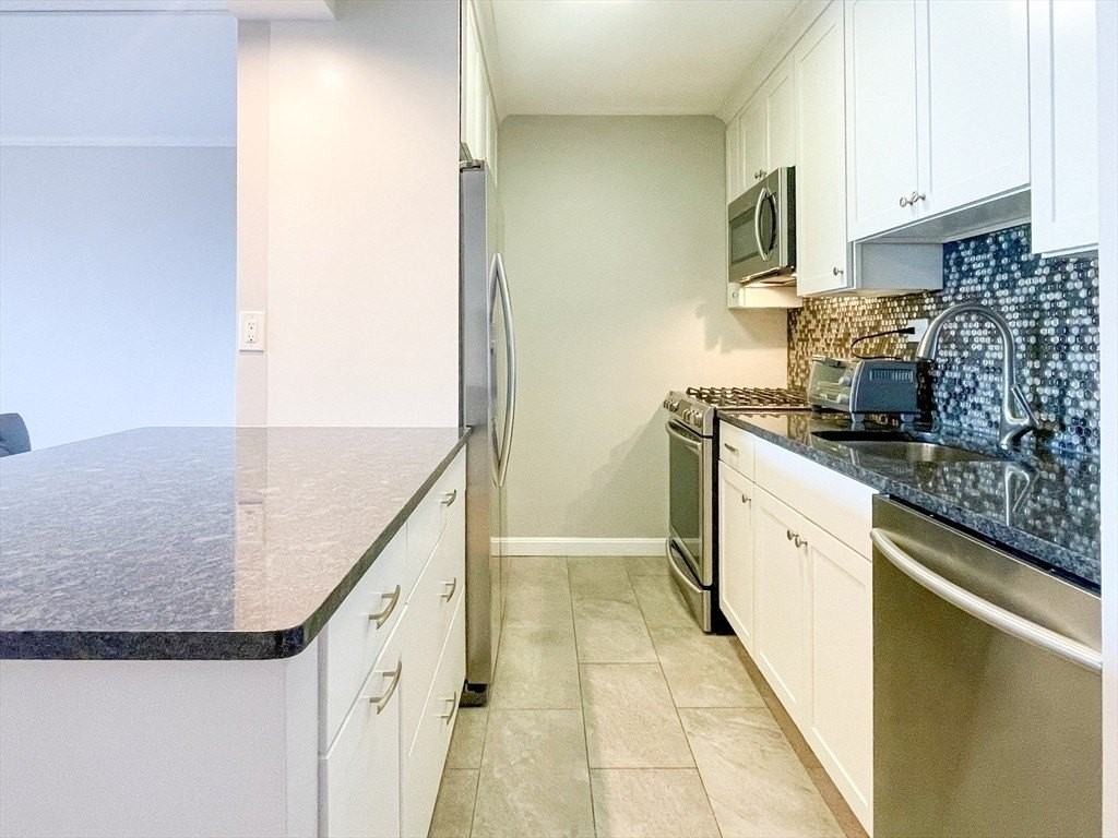 9 Hawthorne Pl Apt 11j - Photo 3 of 16
