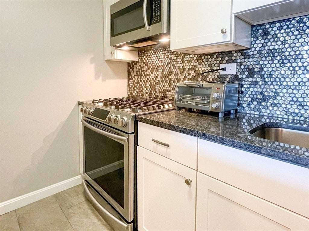 9 Hawthorne Pl Apt 11j - Photo 4 of 16