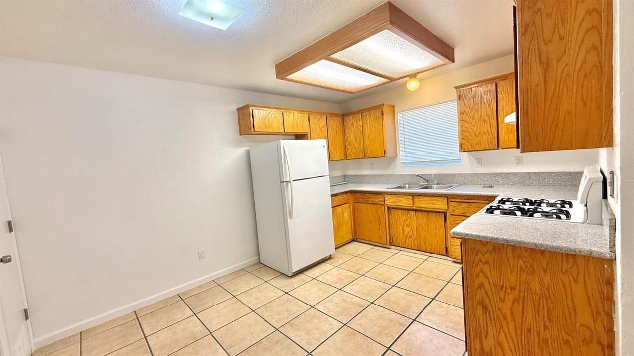822 S Irwin St #A - Photo 5 of 12